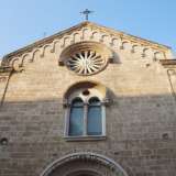 La chiesa si presenta con una facciata rettangolare scandita da mattoni irregolari marroni, interrotta da una bifora centrale, sormontata a sua volta da un rosone a raggiera